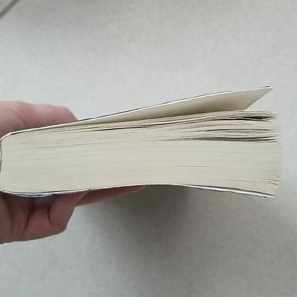 The Woman in Cabin 10 paperback book - Picture 6 of 6